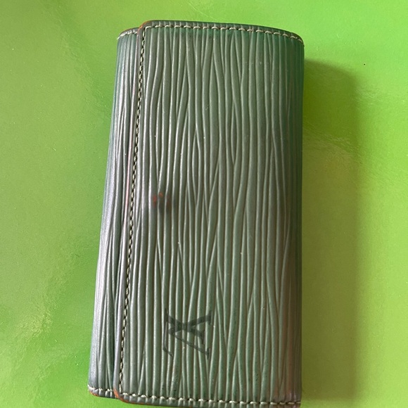 Bundle of pre loved 2 LV, 1 Gucci and 1 Cartier compact coin wallet. - Picture 4 of 12